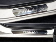 Накладки на пороги (лист зеркальный надпись Hilux) - Toyota Hilux 2015-2024 - Молдинги