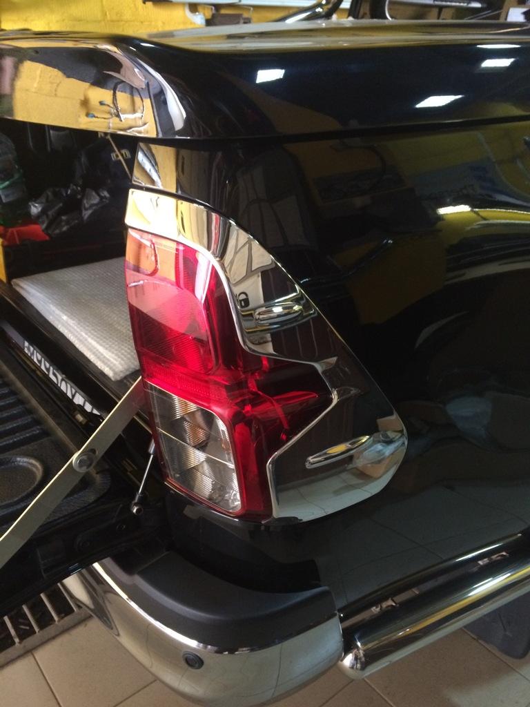 Хромированные накладки на задние фонари - Toyota Hilux 2015-2024 - Молдинги