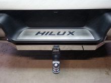 Накладка на задний бампер (лист шлифованный надпись HILUX) - Toyota Hilux 2015-2024 - Молдинги