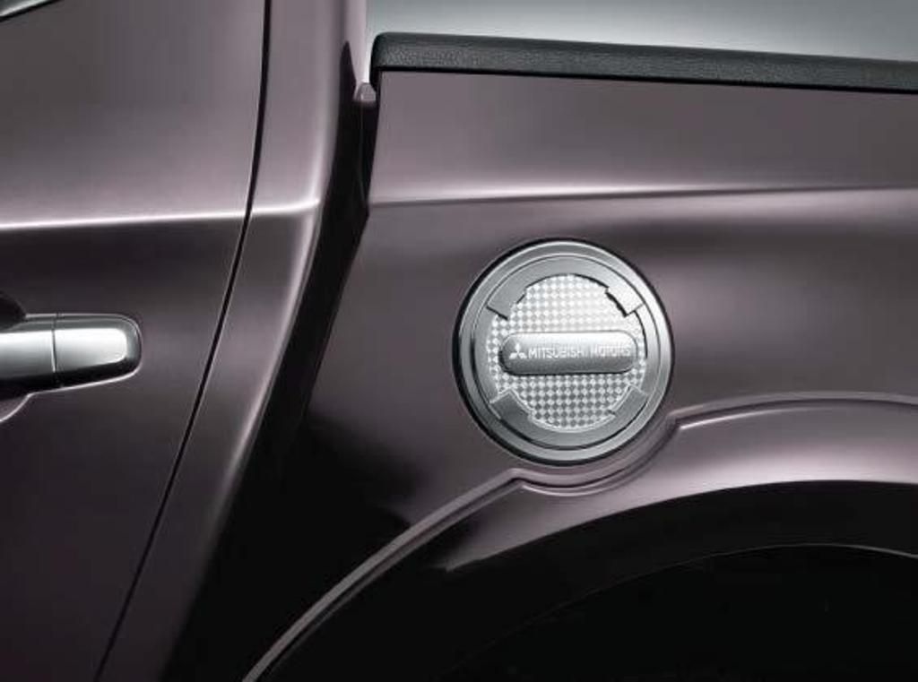 Накладка крышки лючка бензобака - Mitsubishi L200 2015-2024 - Хромированные накладки 