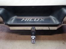 Накладка на задний бампер (лист зеркальный надпись HILUX)  - Toyota Hilux 2015-2024 - Молдинги