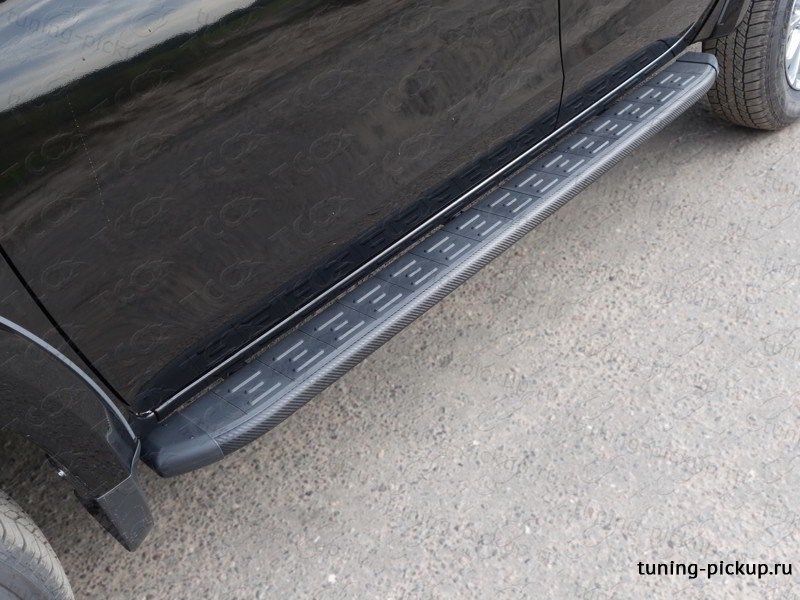 Пороги алюминиевые с пластиковой накладкой (карбон черные) 1820 мм.  - Mitsubishi L200 2015-2023 - Пороги