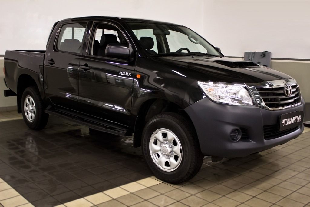 Пороги металлические - Toyota Hilux 2011-2015 - Пороги