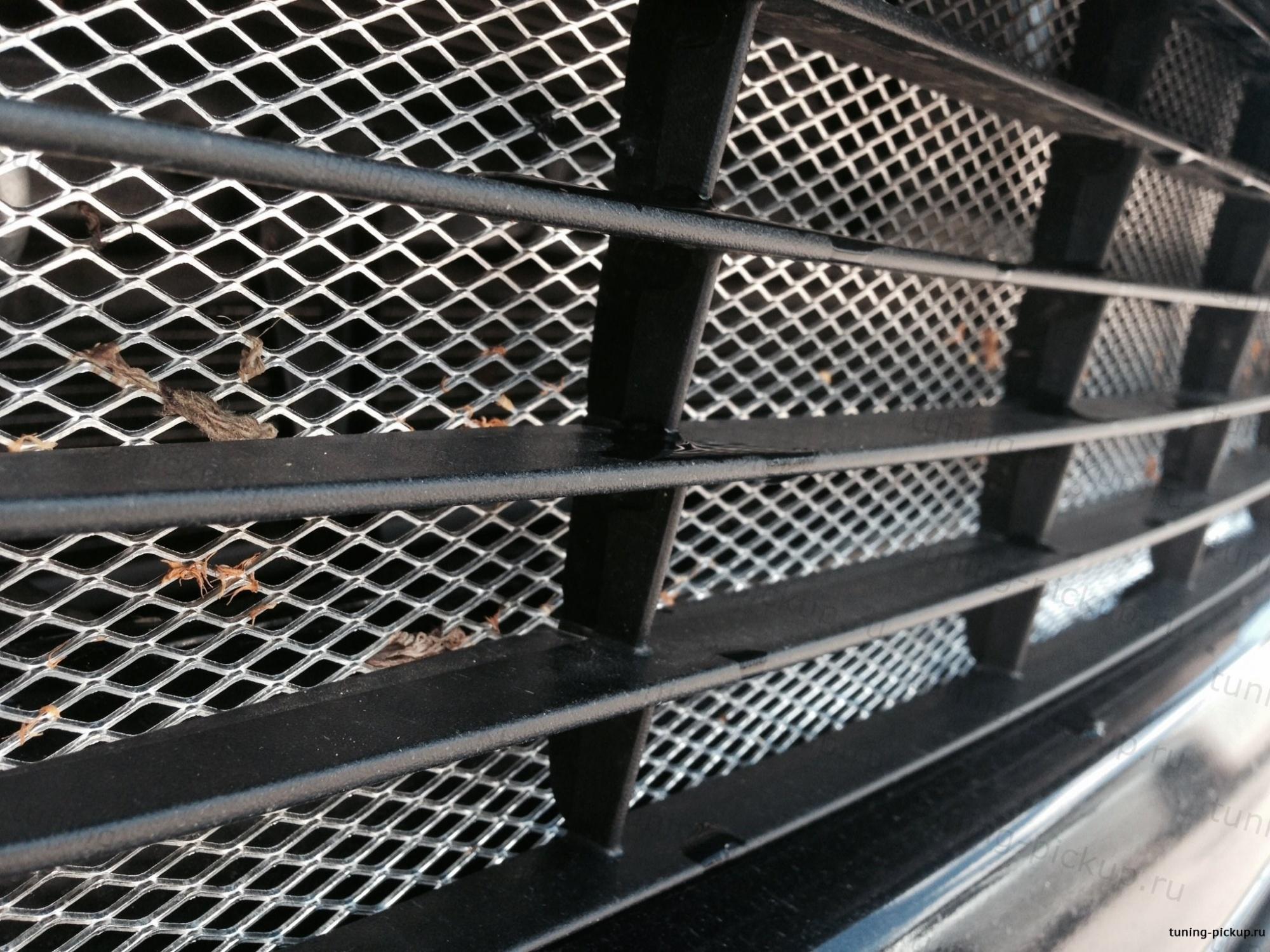 Декоративно-защитная сетка радиатора  - Toyota Hilux 2015-2023 - Защитная сетка радиатора