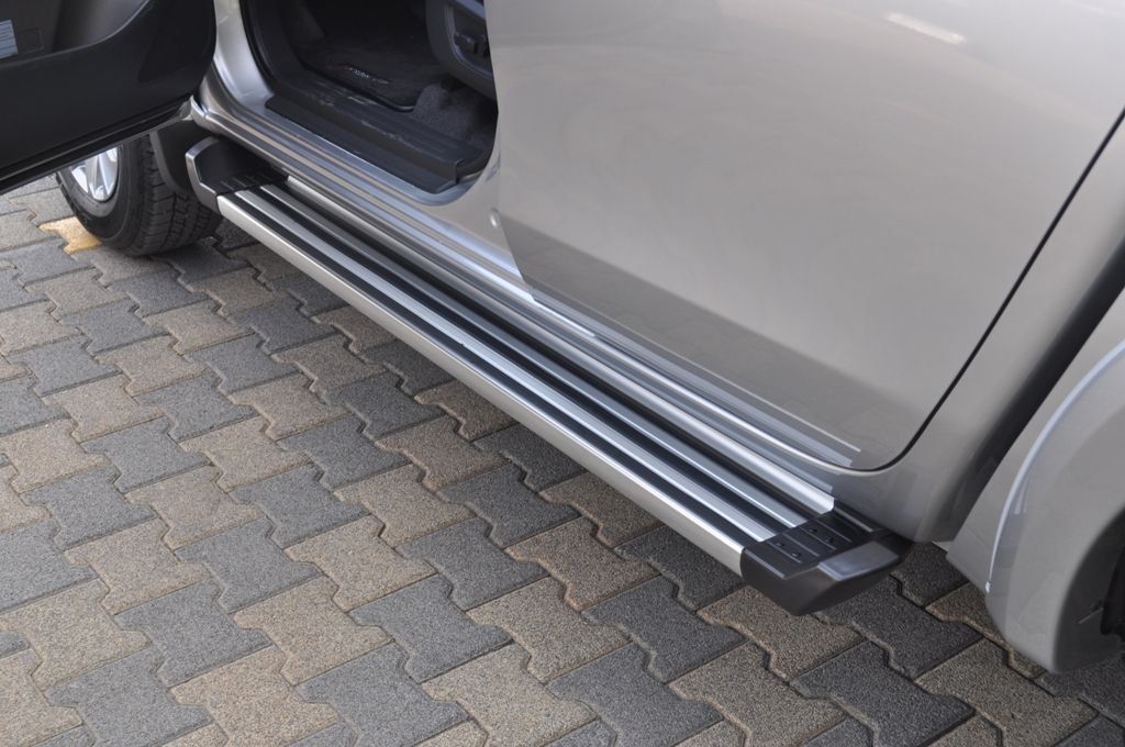 Комплект алюминиевых порогов с пластиковыми торцевыми накладками,модель "AVANGARDE NEW" (цвет серый) - Mitsubishi L200 2015-2023 - Пороги